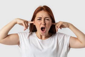 Young woman screams and plugs her ears with her fingers. Image: Maksym - stock.adobe.com