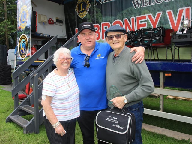 Jim Murphy presented Liam Fegan with an Award at Kilbroney Show. Liam was a member of the original committee and has given 41 years service. Also in the picture Liam’s wife Anna. INNR2529