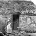Widow Greer, flowering at Bryansford. The women kept their work clean by wearing bleached flour sacks as aprons. Collection of National Museums NI.