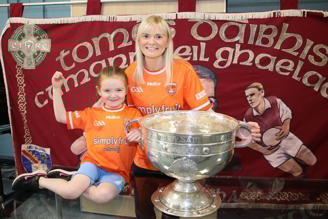 Sinead and Caoimhe Morris. INNR3559