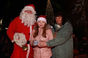 Santa Claus, Michelle and Council Chairperson, Councillor Valerie Harte switch on the Xmas Lights in Hilltown. INNR5018:.