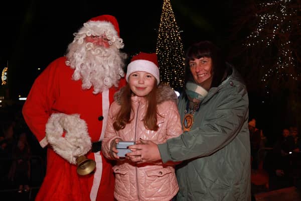 Santa Claus, Michelle and Council Chairperson, Councillor Valerie Harte switch on the Xmas Lights in Hilltown. INNR5018:.