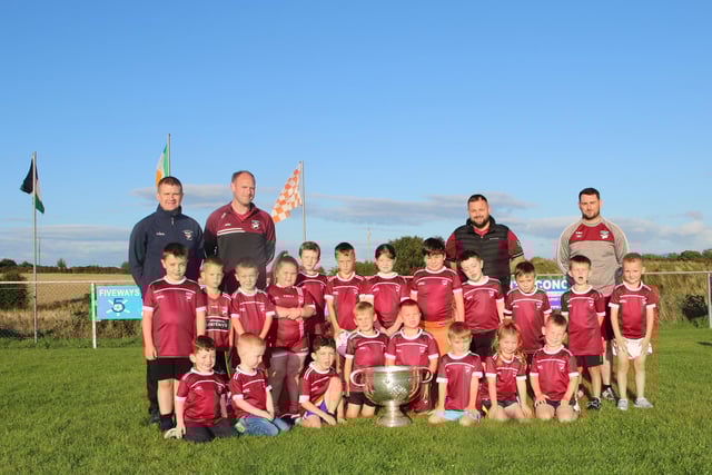 Tomás Dáibhis Under 6 and Under 8 team with their mentors and the Sam Maguire Cup. INNR3548