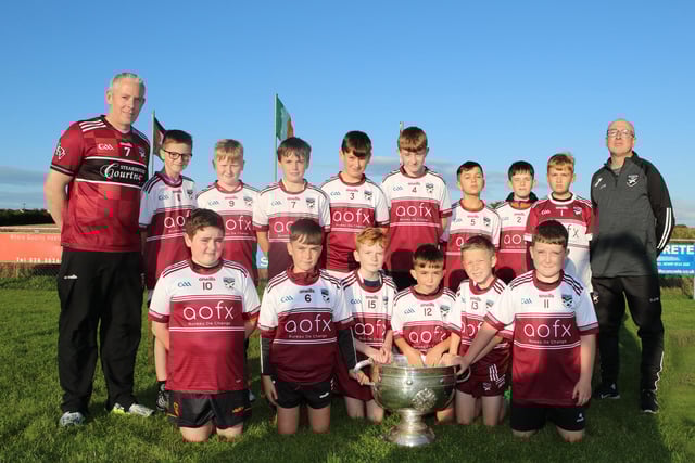 Tomás Dáibhis Under 12 Team with their mentors and the Sam Maguire Cup. INNR3550