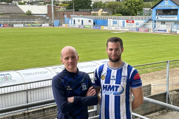 Newry City boss Barry Gray alongside his latest signing, Gavin Smith.